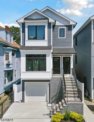 Attached, Exterior, Facade, Rowhouse