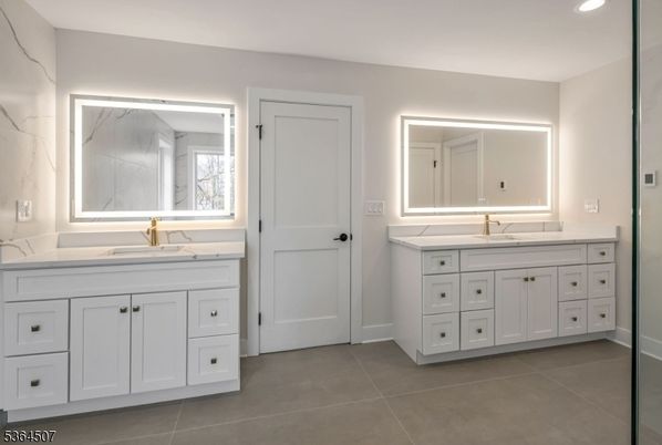 Bathroom, Dual Sink Vanities, Interior, Recessed Lighting