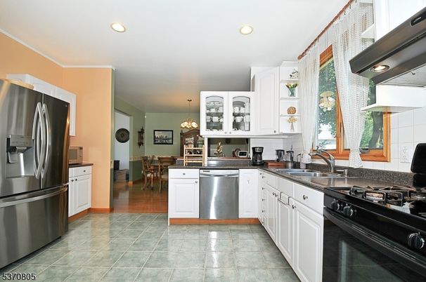 Chandelier, Dining room, Interior, Kitchen, Pendant Lights, Recessed Lighting, Stainless Steel Appliances
