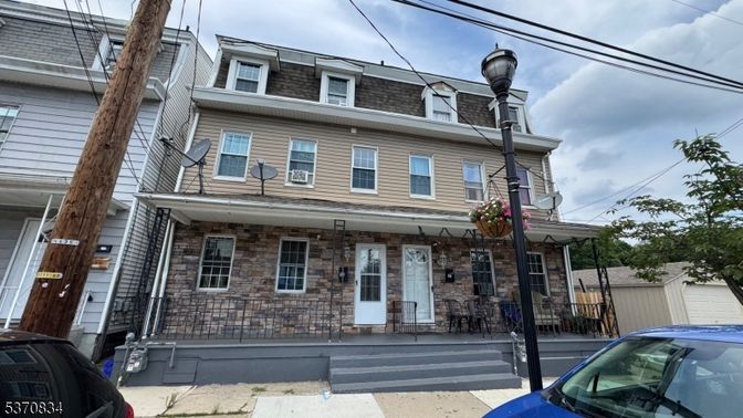Exterior, Facade, Brick Facade, American Foursquare