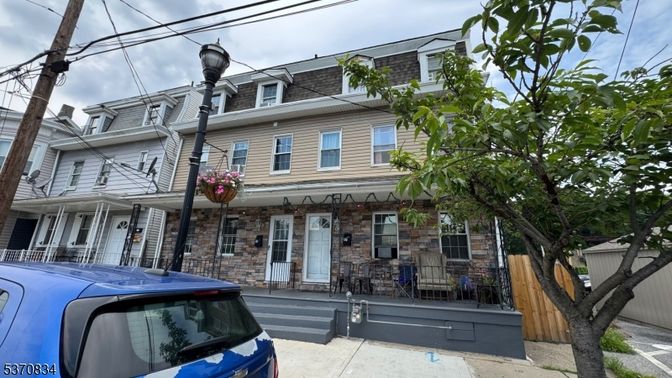 Exterior, Facade, Brick Facade, Rowhouse