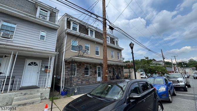 Exterior, Facade, Brick Facade, Rowhouse
