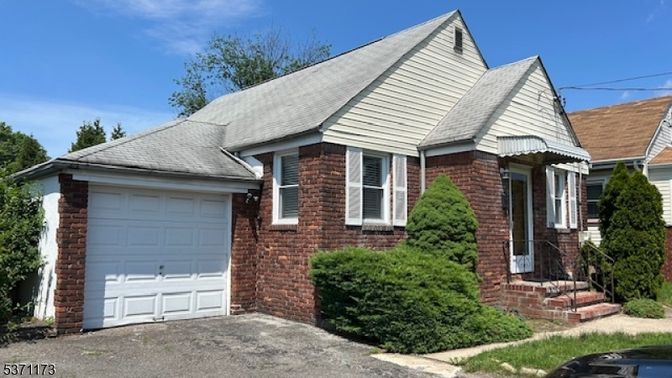 Attached, Exterior, Facade, Brick Facade, Cape Cod