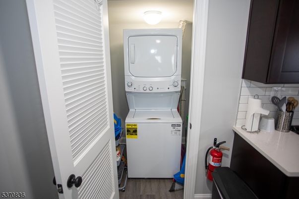 Interior, Utility Closets, Washer, Wood Texture Flooring