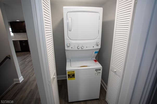 Interior, Utility Closets, Washer, Wood Texture Flooring