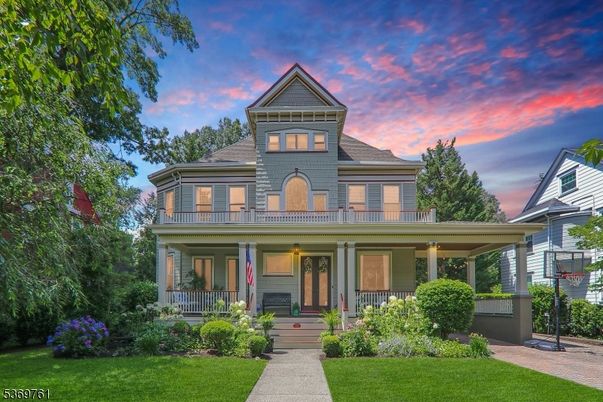 Exterior, Facade, Queen Anne Victorian
