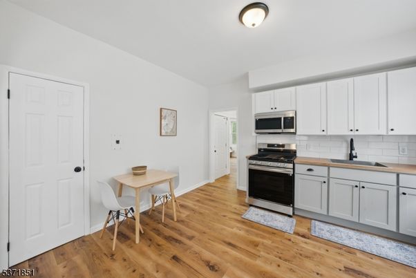 Dining room, Interior, Kitchen, Stainless Steel Appliances, Wood Texture Flooring