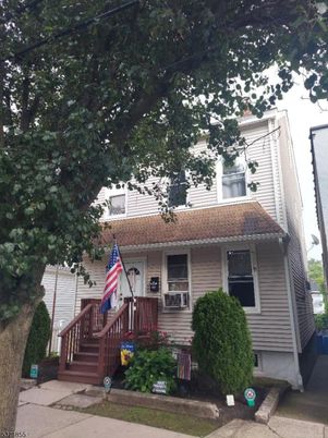 Exterior, Facade, American Foursquare