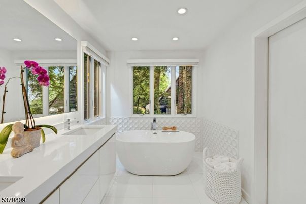 Bathroom, Dual Sink Vanities, Free Standing Baths, Interior, Recessed Lighting
