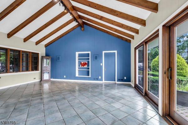 Empty room, Interior, Wooden Beams