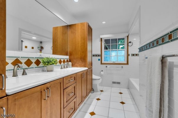 Bathroom, Dual Sink Vanities, Interior, Recessed Lighting