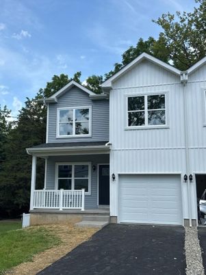 Attached, Exterior, Facade, Farmhouse