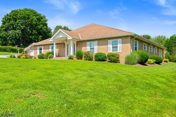 Backyard, Exterior, Facade, Brick Facade, Ranch