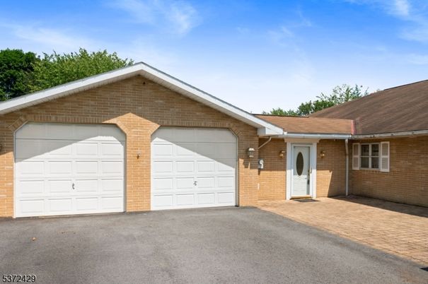 Attached, Exterior, Facade, Brick Facade, Ranch