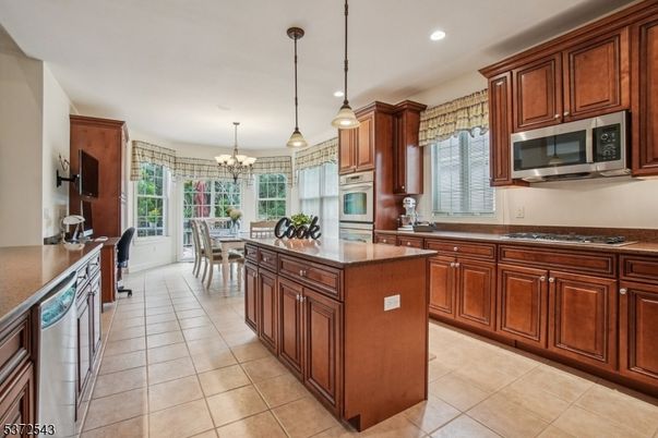 Chandelier, Dining room, Interior, Kitchen, Pendant Lights, Recessed Lighting, Stainless Steel Appliances