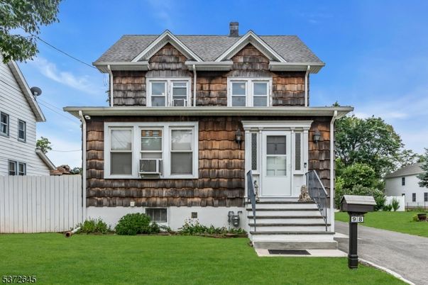 Exterior, Facade, American Foursquare