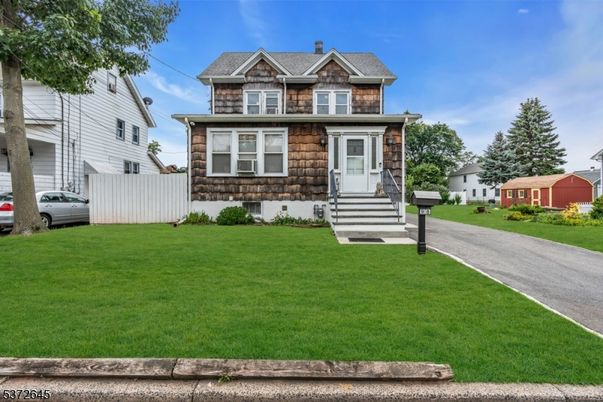 Exterior, Facade, American Foursquare
