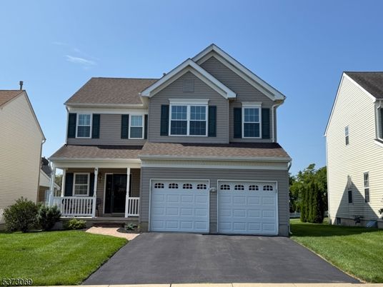 Attached, Exterior, Facade, American Craftsman
