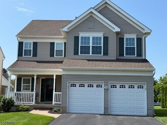 Attached, Exterior, Facade, American Craftsman