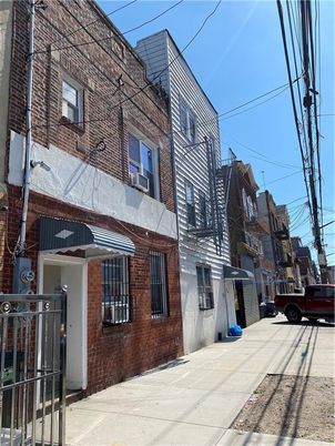 Exterior, Facade, Brick Facade, Rowhouse