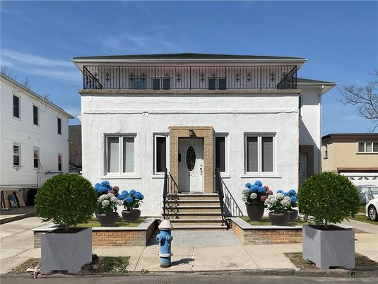 Exterior, Facade, American Foursquare