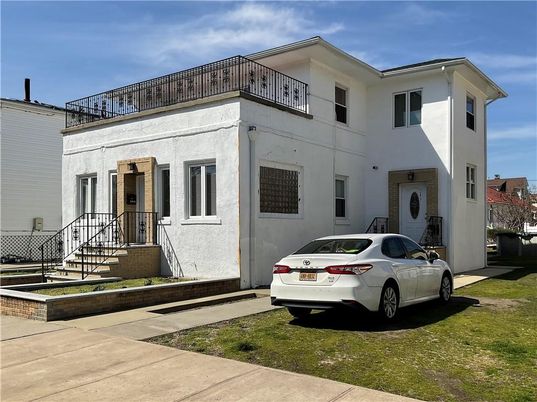 Exterior, Facade, Modern