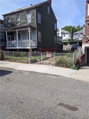 Exterior, Facade, Rowhouse