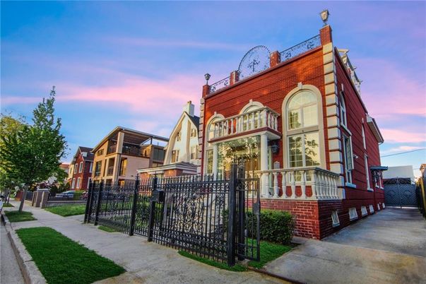 Exterior, Facade, Rowhouse