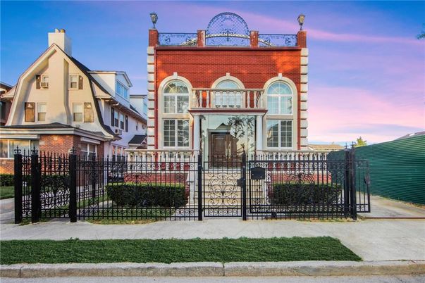 Exterior, Facade, Queen Anne Victorian