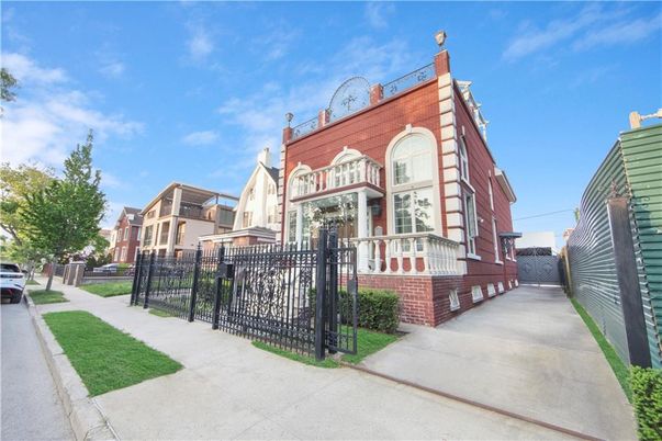 Exterior, Facade, Brick Facade, Rowhouse