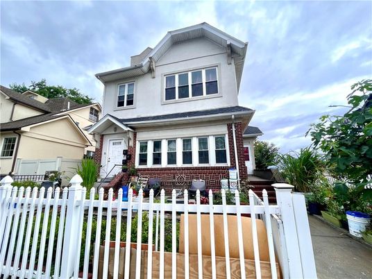 Exterior, Facade, Brick Facade, American Craftsman