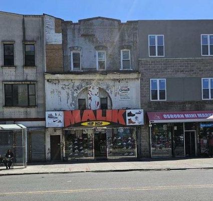 Exterior, Facade, Rowhouse