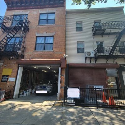 Exterior, Facade, Brick Facade, Rowhouse