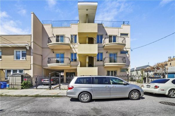 Exterior, Facade, Rowhouse