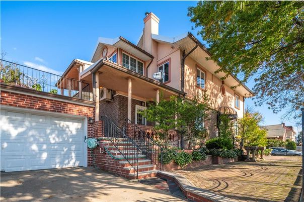 Attached, Exterior, Facade, Brick Facade, Queen Anne Victorian
