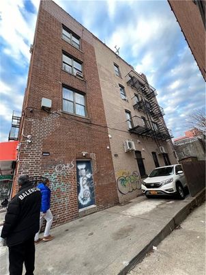 Exterior, Facade, Brick Facade, Rowhouse