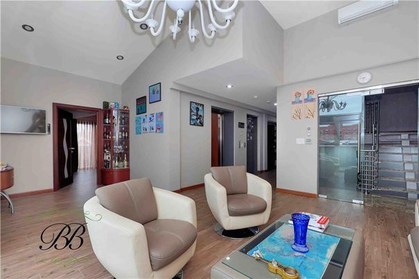 Elevator, Interior, Living room, Recessed Lighting, Wood Texture Flooring