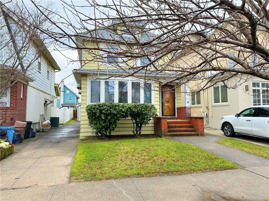 Exterior, Facade, American Foursquare