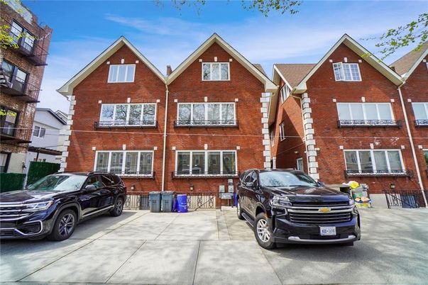 Exterior, Facade, Brick Facade, Rowhouse