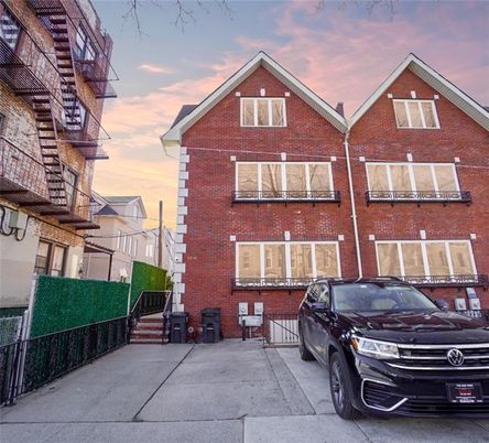 Exterior, Facade, Brick Facade, Rowhouse