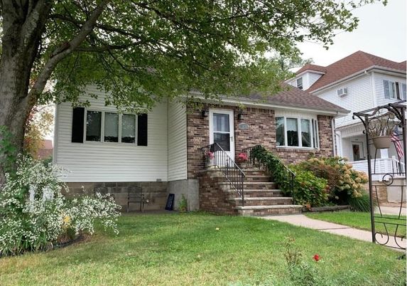 Exterior, Facade, Brick Facade, Split Level