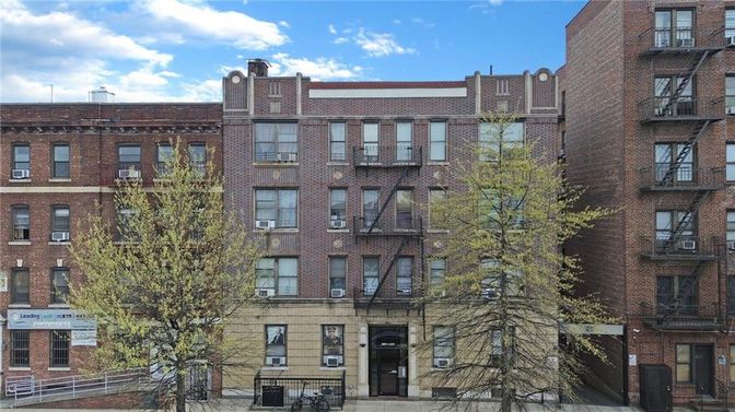 Exterior, Facade, Brick Facade, Rowhouse