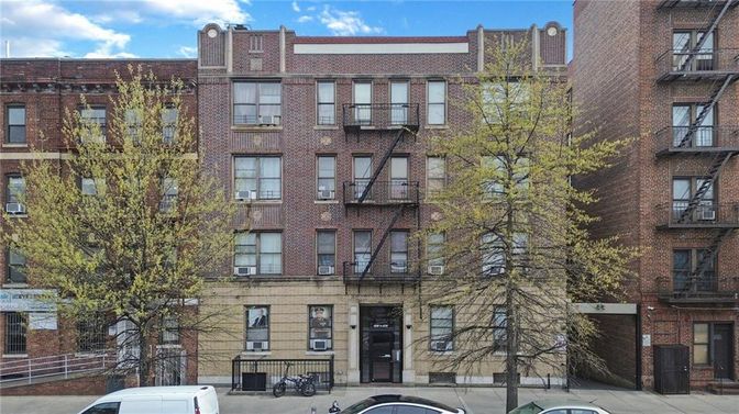 Exterior, Facade, Brick Facade, Rowhouse