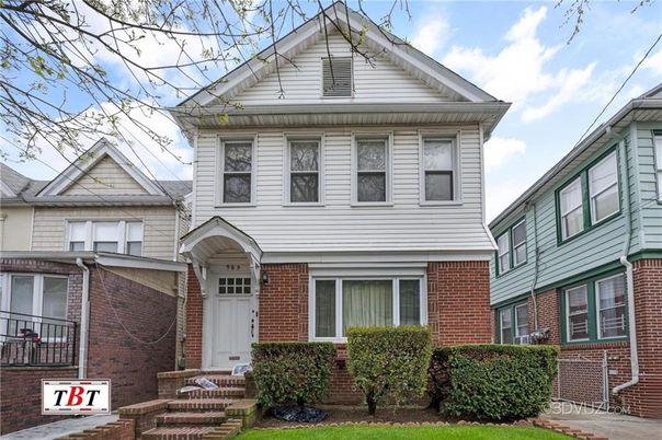 Exterior, Facade, Brick Facade, Queen Anne Victorian