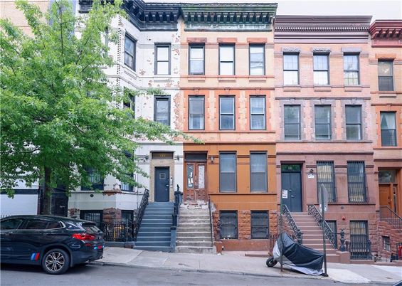 Exterior, Facade, Brownstone