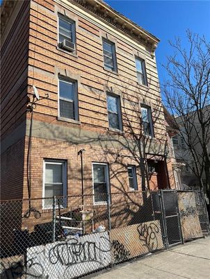 Exterior, Facade, Brick Facade, Rowhouse