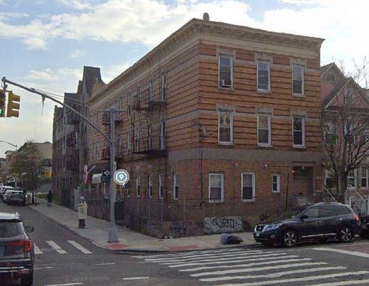 Exterior, Facade, Brick Facade, Chicago School