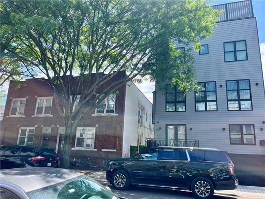 Exterior, Facade, Brick Facade, Rowhouse