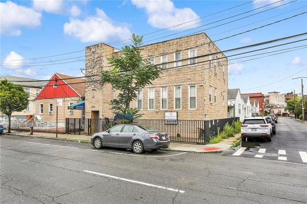 Exterior, Facade, Rowhouse