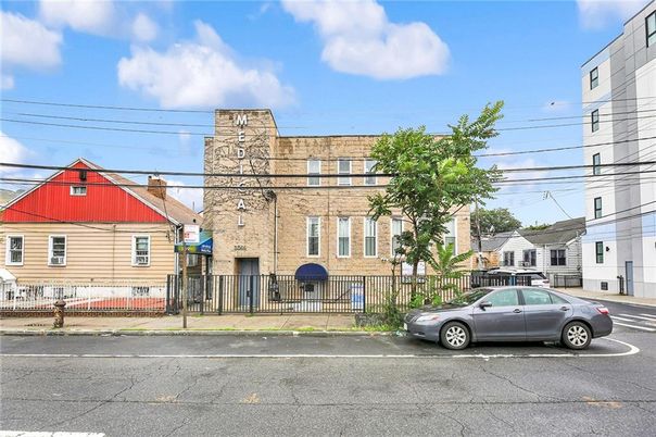 Exterior, Facade, Rowhouse